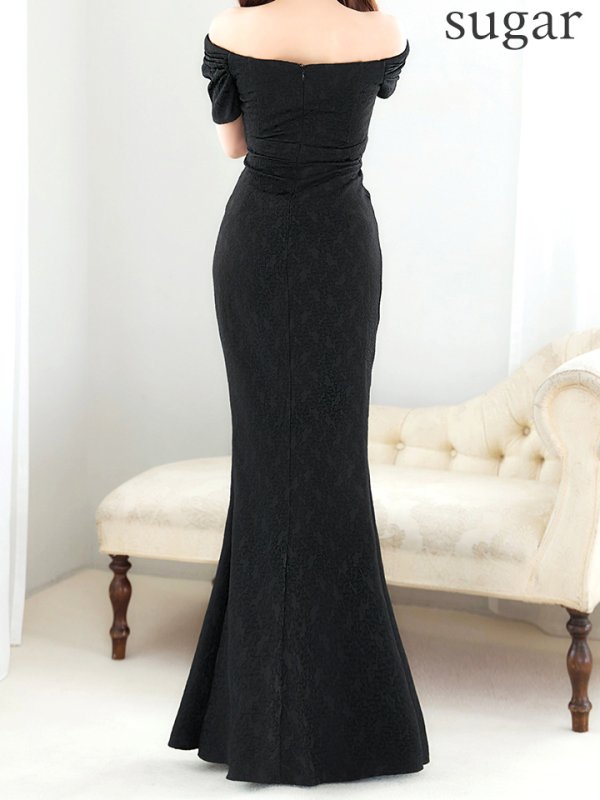 ブラック モデル：真優川咲　身長：158cm　着用サイズ：8号(Sサイズ)