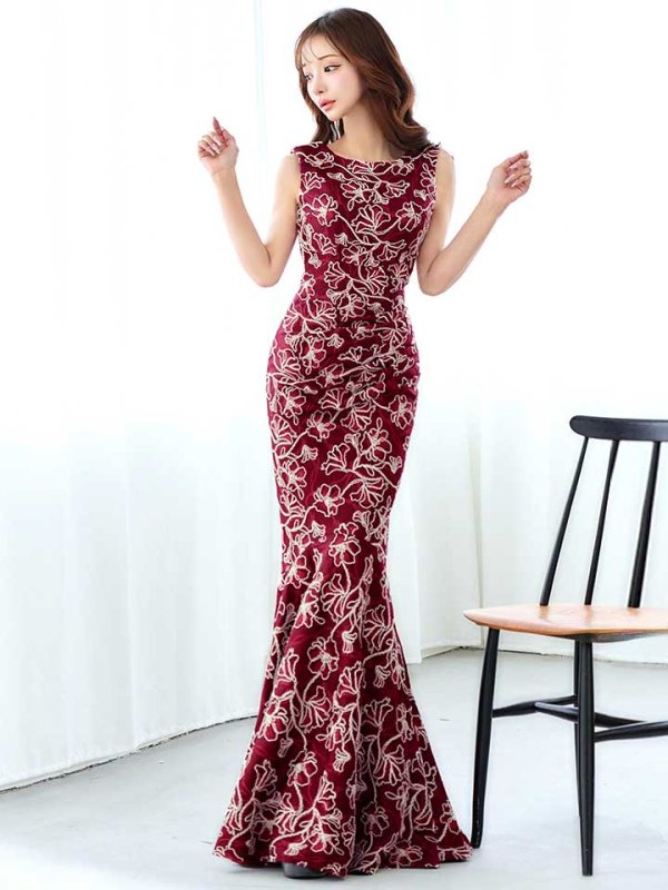 バーガンディ　モデル：真優川咲　身長：158cm　着用サイズ：8号(Sサイズ)