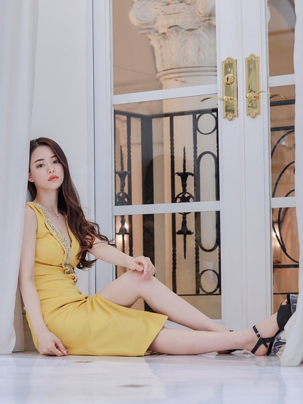 画像2: XSサイズあり【Veautt/ヴュート】【OF05】ビジュー/ アシメ襟/ スリット/ Vネック/ ストレッチ/ ひざ丈/ ミディアム/ タイト/ キャバドレス (2)