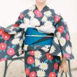 画像4: 【浴衣セール】【即日発送】【浴衣】黒地×花模様浴衣セット（OBI-hira-100-ok-3-BxBL/HIMO-900-yn-6-MI/HEKO-800-sb-5-WH /GETA-02-ok-7-R）[HC02] (4)