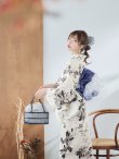 画像13: 【即日発送】水彩風モノトーンフラワー浴衣 OBI-g-500-kj-9-NV / HIMO-900-yn-4-GYxGY / HEKO-800-sb-5-WH / YA-953-kn-BL / YA-1081-kj-BL / GETA-01-kj-3-IV[YMT] (13)