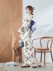 画像16: 【即日発送】水彩風モノトーンフラワー浴衣 OBI-g-500-kj-9-NV / HIMO-900-yn-4-GYxGY / HEKO-800-sb-5-WH / YA-953-kn-BL / YA-1081-kj-BL / GETA-01-kj-3-IV[YMT] (16)