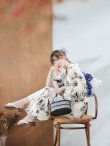 画像6: 【即日発送】水彩風モノトーンフラワー浴衣 OBI-g-500-kj-9-NV / HIMO-900-yn-4-GYxGY / HEKO-800-sb-5-WH / YA-953-kn-BL / YA-1081-kj-BL / GETA-01-kj-3-IV[YMT] (6)