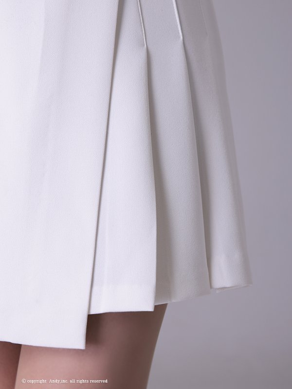 ホワイト モデル：青田夏奈　身長：163cm　着用サイズ：Sサイズ