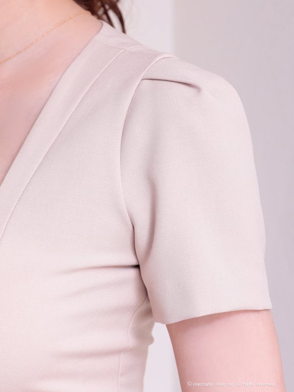 ベージュ モデル：あみ　身長：163cm　着用サイズ：Sサイズ