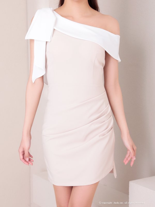 ホワイトxベージュ モデル：七瀬みほ　身長：162cm　着用サイズ：Sサイズ