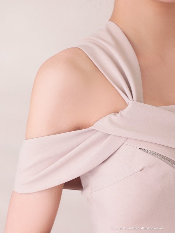 ベージュ モデル：七瀬みほ　身長：162cm　着用サイズ：Sサイズ