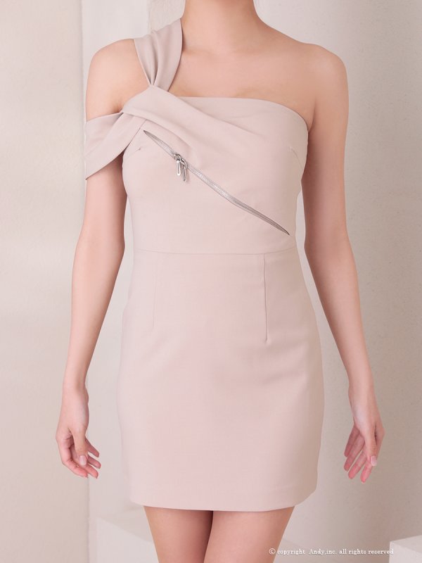 ベージュ モデル：七瀬みほ　身長：162cm　着用サイズ：Sサイズ