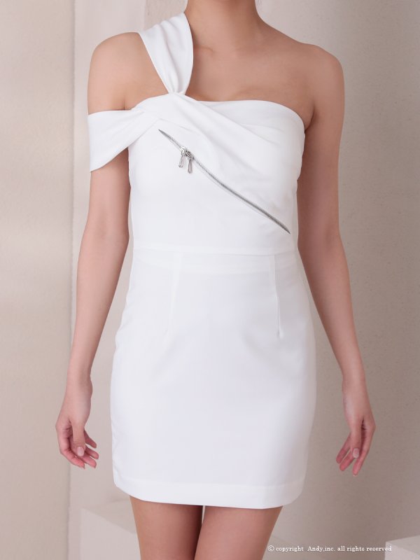 ホワイト モデル：七瀬みほ　身長：162cm　着用サイズ：Sサイズ