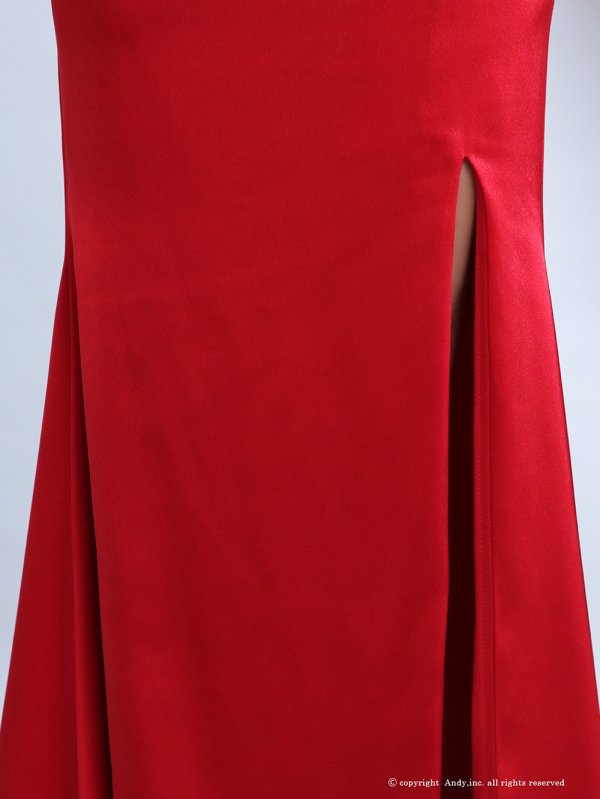 レッド　モデル：藤咲めい　着用サイズ：Sサイズ