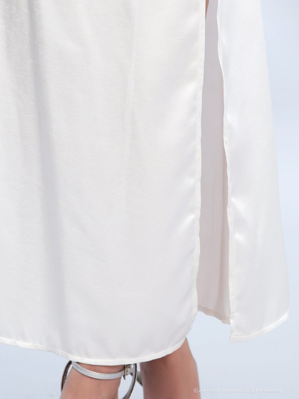 ホワイト　モデル：藤咲めい　着用サイズ：Sサイズ