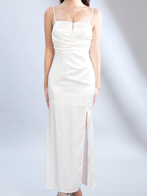 ホワイト　モデル：藤咲めい　着用サイズ：Sサイズ