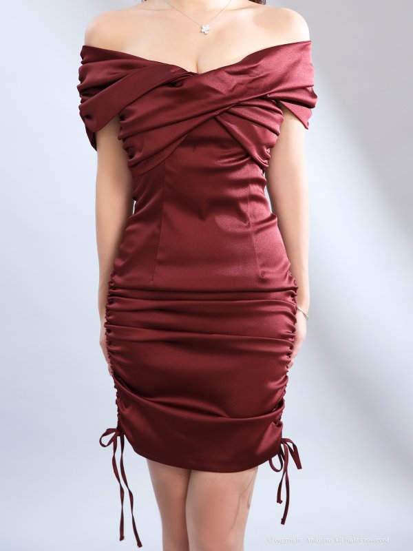 ワインレッド　モデル：藤咲めい　着用サイズ：Sサイズ