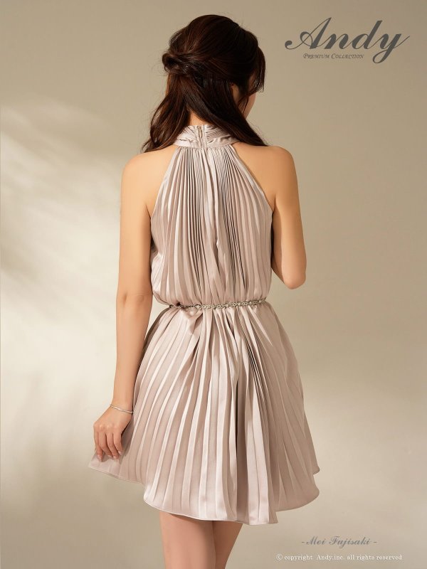 ピンクベージュ　モデル：藤咲めい　着用サイズ：Sサイズ