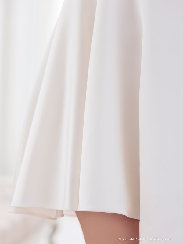 オフホワイト　着用サイズ：Sサイズ