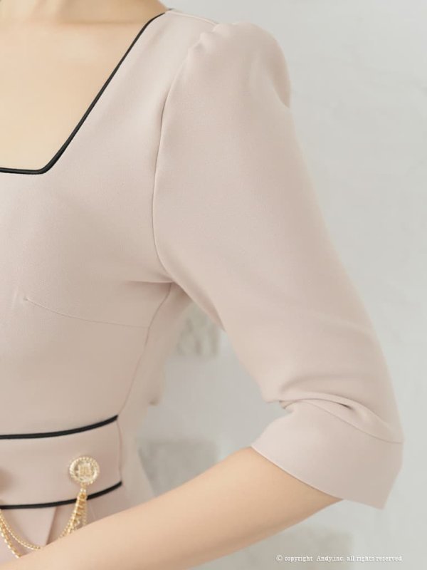 ベージュ モデル：青田夏奈　身長：163cm　着用サイズ：Sサイズ