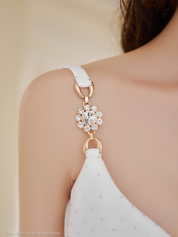 ホワイト モデル:黒咲サリー 身長:160cm 着用サイズ:Sサイズ