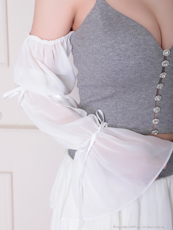 グレーxホワイト モデル：ももか　身長：156cm　着用サイズ：Sサイズ