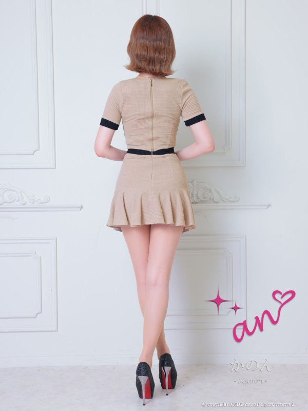 ベージュ モデル：かのん　着用サイズ：Sサイズ