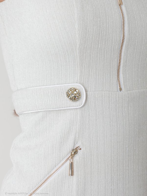 ホワイト モデル：如月れい　身長：156cm　着用サイズ：Sサイズ