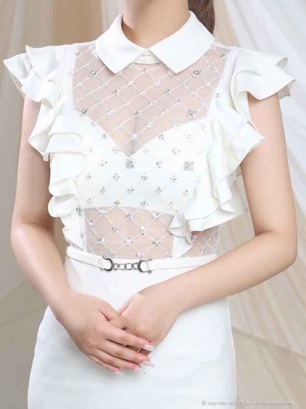 ホワイト モデル：さき　着用サイズ：Sサイズ