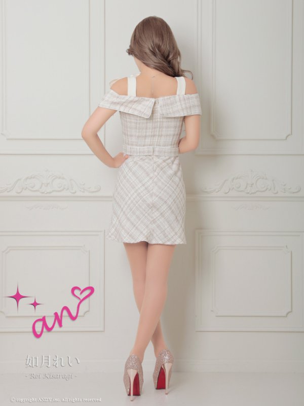 ベージュ 如月れい 身長：156cm　着用サイズ：Sサイズ