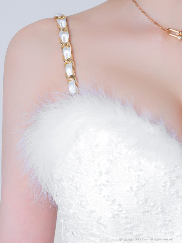 ホワイト　モデル：かのん　着用サイズ：Sサイズ