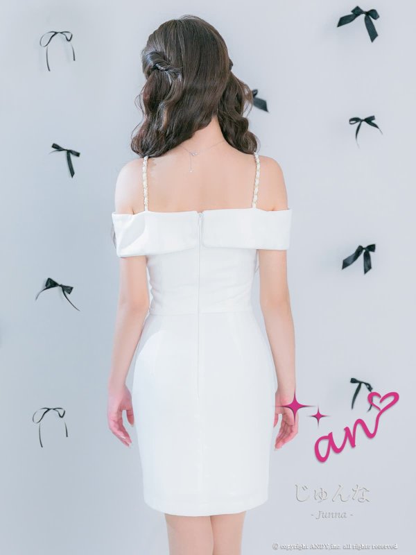 ホワイト　モデル：じゅんな　着用サイズ：Sサイズ