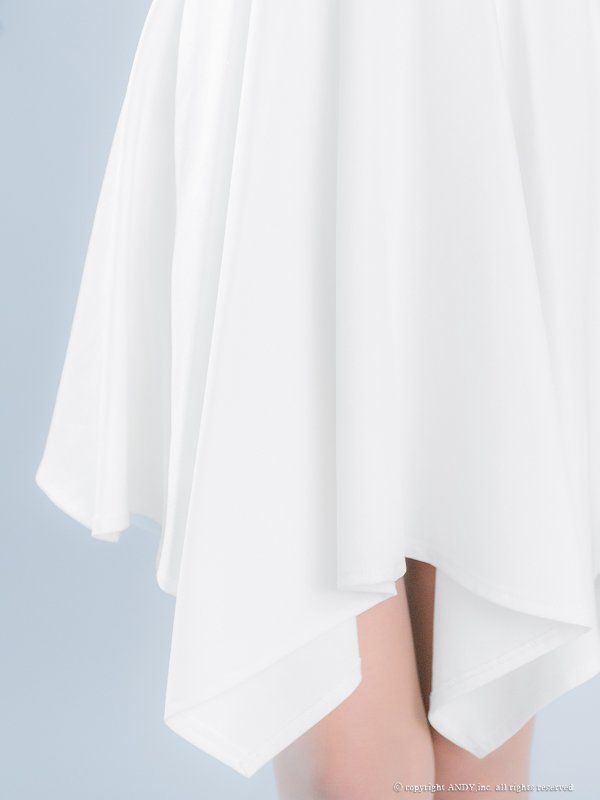 ホワイト　モデル：じゅんな　着用サイズ：Sサイズ