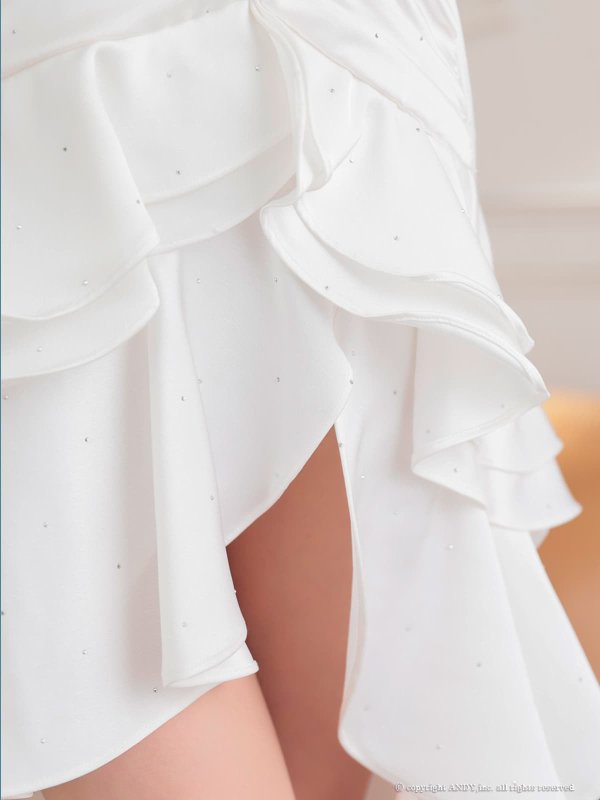 ホワイト　モデル：ゆな　着用サイズ：Sサイズ