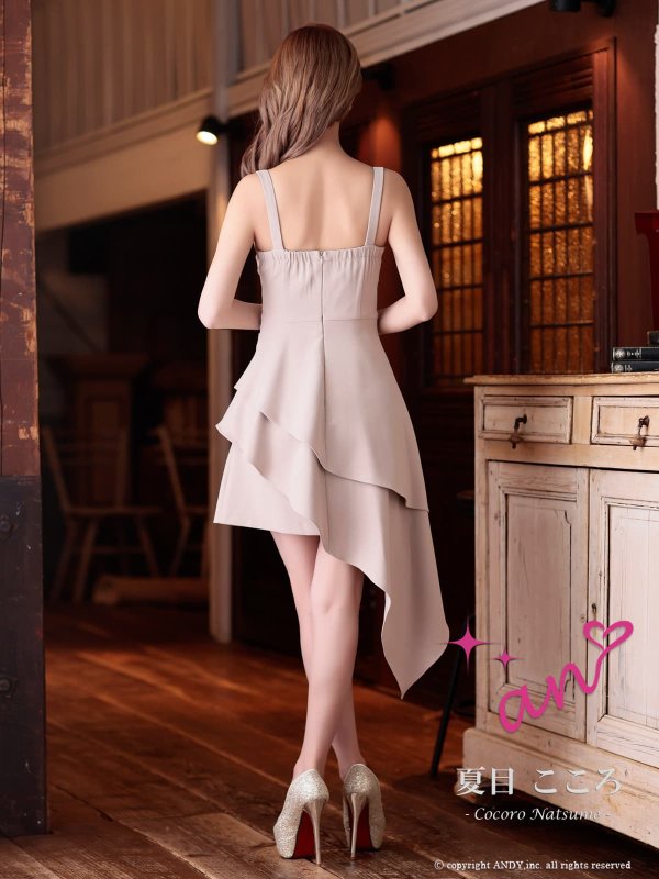 ベージュ　モデル：夏目こころ　身長：163cm　着用サイズ：Sサイズ