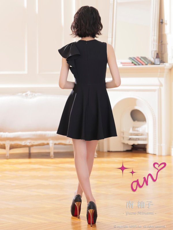 ブラック モデル：南柚子　身長：163cm　着用サイズ：Sサイズ