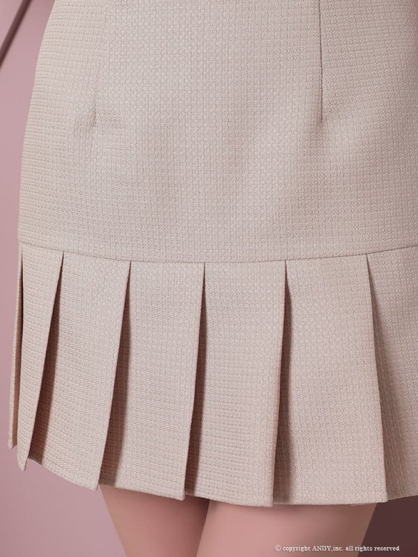 ホワイト×ベージュ　モデル：桜咲乃愛　身長：164cm　着用サイズ：Sサイズ