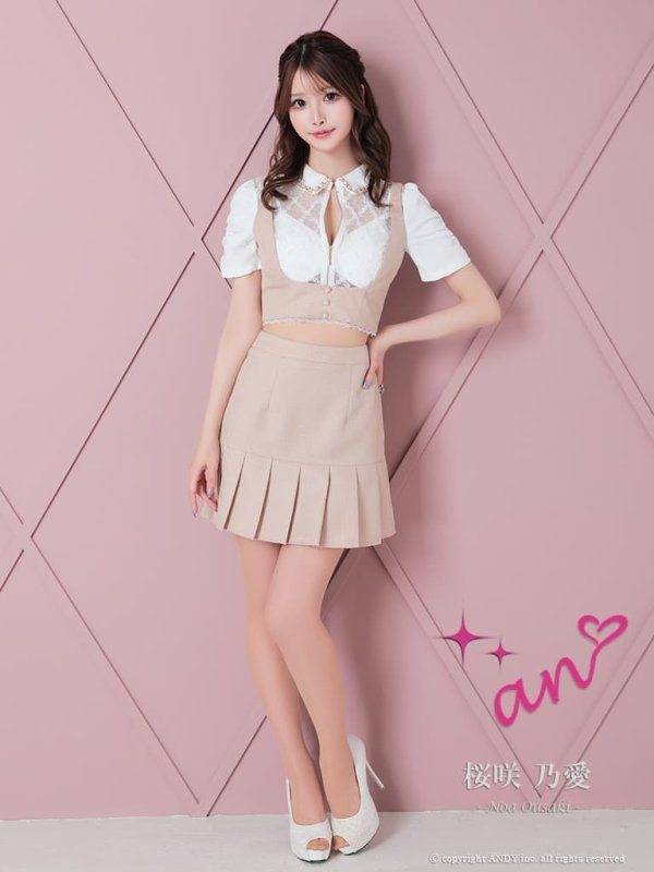 ホワイト×ベージュ　モデル：桜咲乃愛　身長：164cm　着用サイズ：Sサイズ