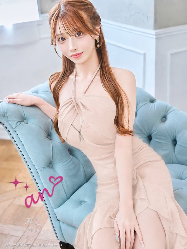 ベージュ　モデル：みこ　着用サイズ：Sサイズ