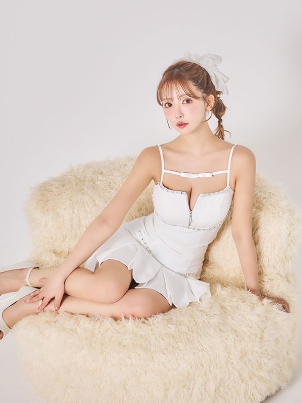 ホワイト モデル：三上悠亜　身長：159cm　着用サイズ：Sサイズ