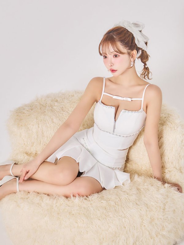 ホワイト モデル：三上悠亜　身長：159cm　着用サイズ：Sサイズ