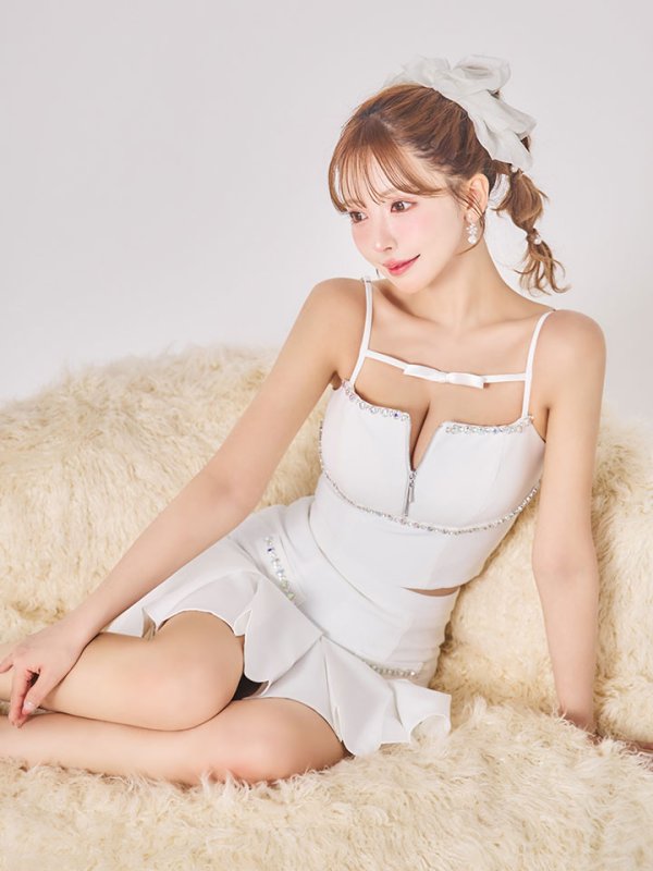 ホワイト モデル：三上悠亜　身長：159cm　着用サイズ：Sサイズ