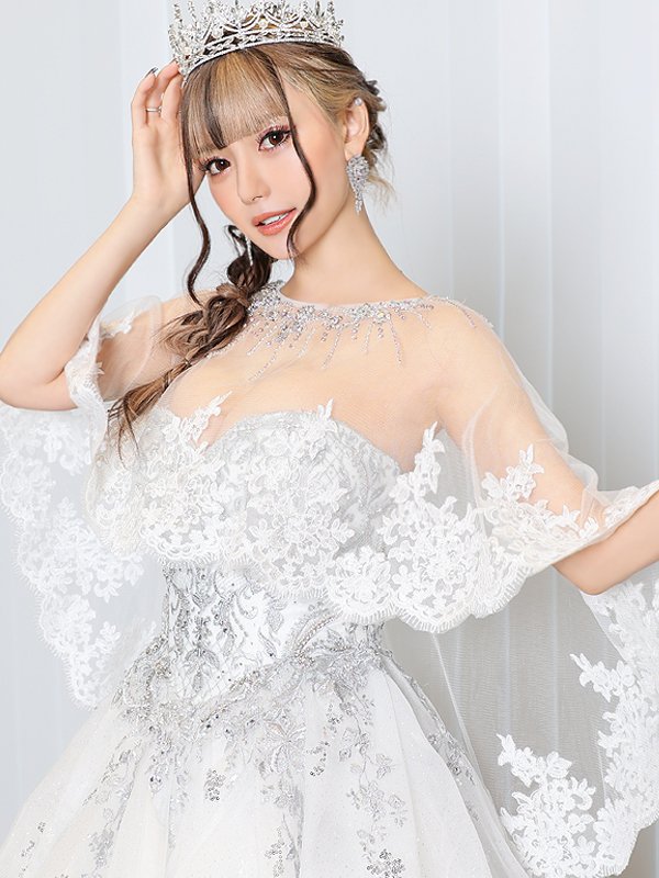 ホワイト　モデル：葉月芽生　身長：157cm　着用サイズ：Fサイズ