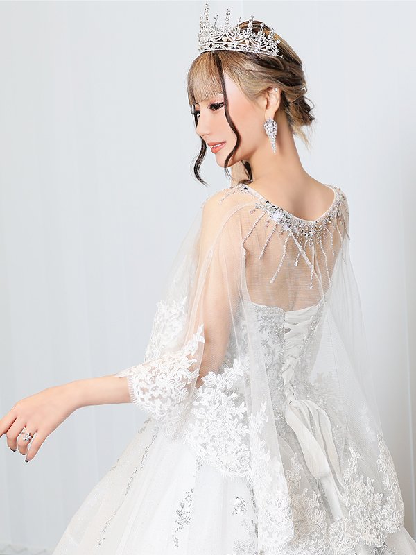 ホワイト　モデル：葉月芽生　身長：157cm　着用サイズ：Fサイズ