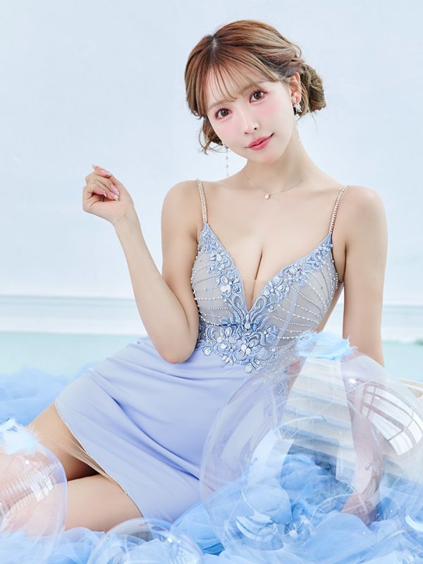 サックス モデル：三上悠亜　身長：159cm　着用サイズ：Sサイズ