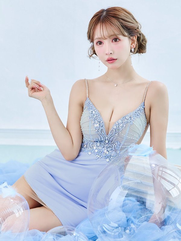サックス モデル：三上悠亜　身長：159cm　着用サイズ：Sサイズ