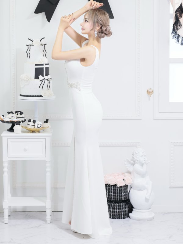 ホワイト  モデル：葉月芽生　身長：157cm　着用サイズ：Sサイズ