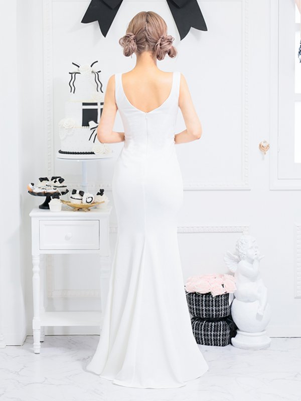 ホワイト  モデル：葉月芽生　身長：157cm　着用サイズ：Sサイズ