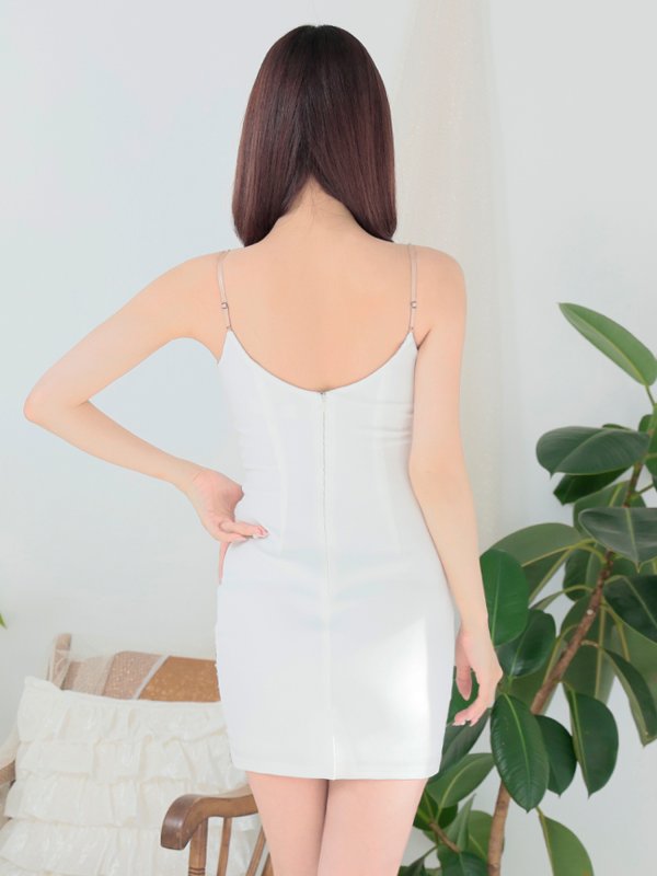 ホワイト モデル:桜咲乃愛 身長:164cm 着用サイズ:Sサイズ