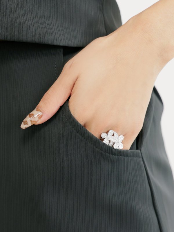 ダークグレー　モデル：葉月芽生　身長：157cm　着用サイズ：Sサイズ