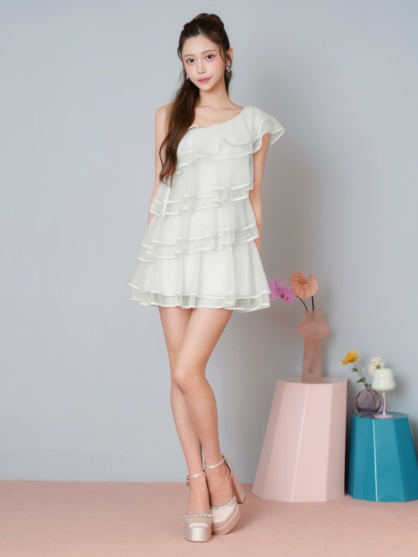 ホワイト　モデル：るりぴ　身長：165cm　着用サイズ：Sサイズ