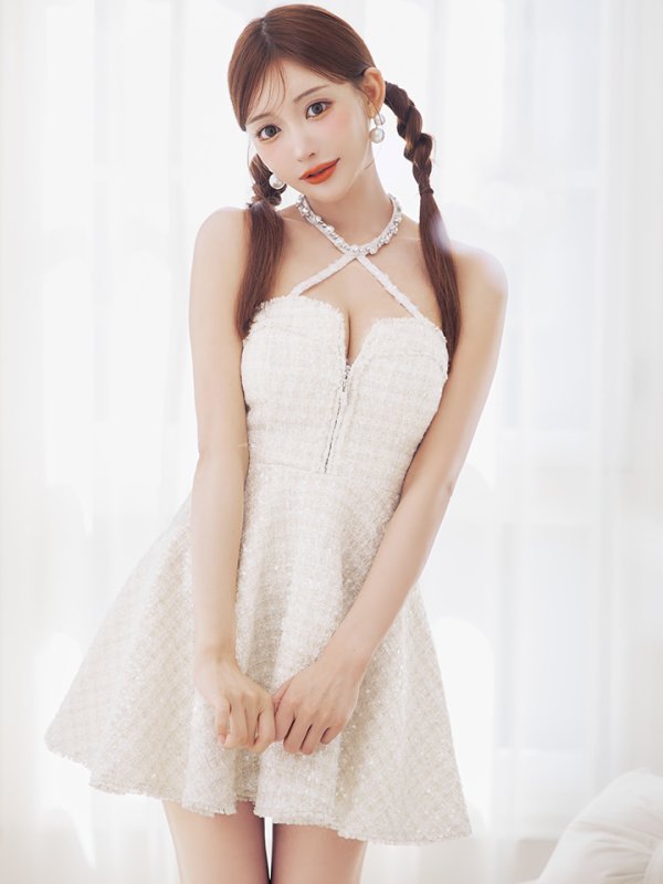 アイボリー モデル：明日花キララ　身長：162cm 着用サイズ：Sサイズ