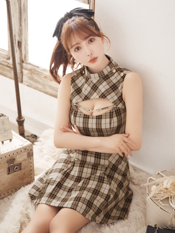 ベージュ モデル：三上悠亜　身長：159cm　着用サイズ：Sサイズ