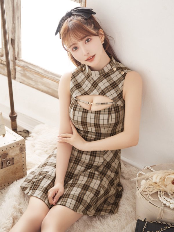 ベージュ モデル：三上悠亜　身長：159cm　着用サイズ：Sサイズ